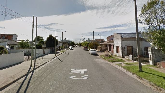 Tres sujetos armados asaltaron violentamente a una pareja en su domicilio de la calle 40