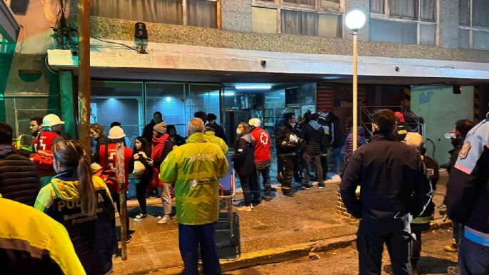 Sofocaron el incendio en la Galería Central: Autos en llamas, personas hospitalizadas y gente refugiada en la terraza