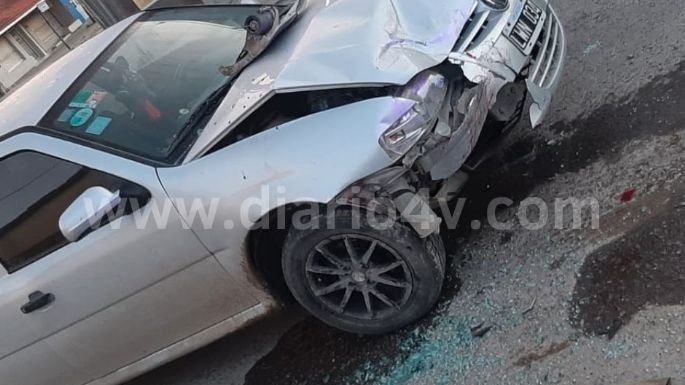 Chocó un auto estacionado y terminó herido: Vecinos aseguran que manejaba alcoholizado