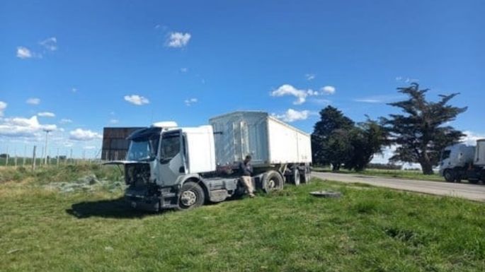 Ruta 3: Un camión perdió las ruedas duales y generó un accidente