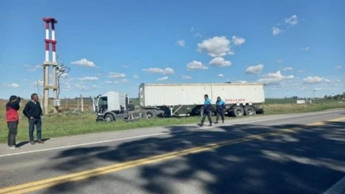 Ruta 3: Un camión perdió las ruedas duales y generó un accidente