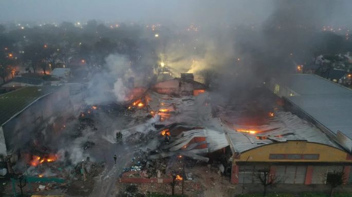 Impresionante incendio en una distribuidora de plásticos de Mar del Plata