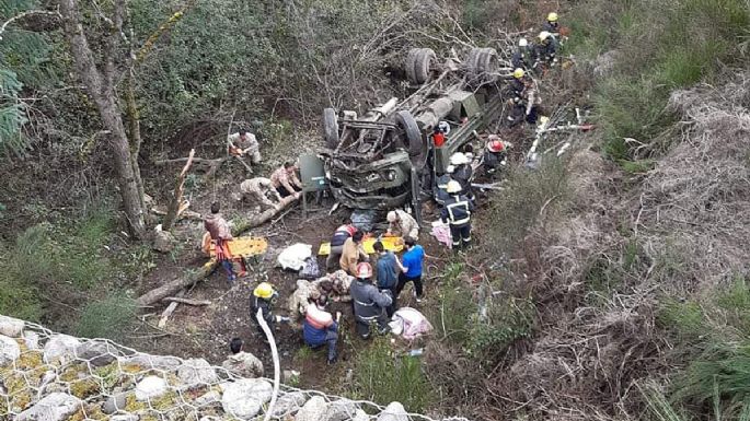 Videos: Camión del Ejército se desbarrancó dejando al menos cuatro soldados fallecidos y 17 heridos