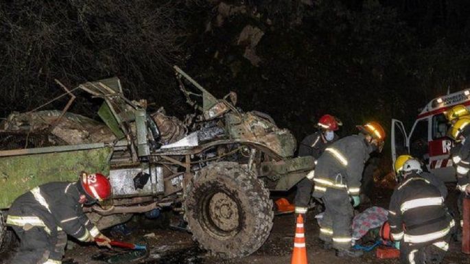 Videos: Camión del Ejército se desbarrancó dejando al menos cuatro soldados fallecidos y 17 heridos