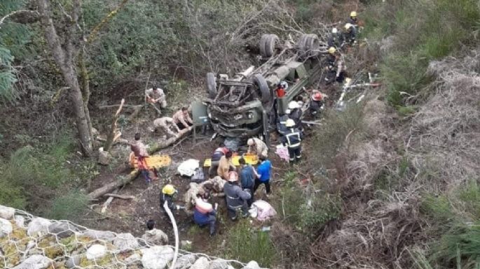 Videos: Camión del Ejército se desbarrancó dejando al menos cuatro soldados fallecidos y 17 heridos