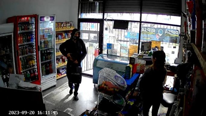 Video: Delincuente solitario asaltó un kiosco en Mar del Plata