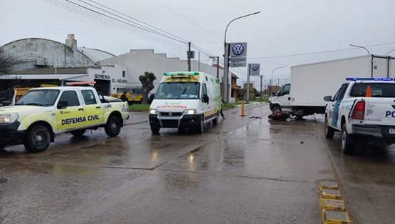 Choque en Quequén: Una moto terminó atrapada abajo de un camión y su conductor resultó herido