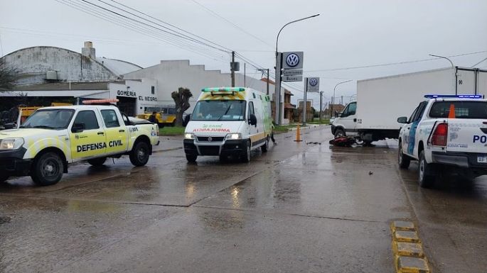 Choque en Quequén: Una moto terminó atrapada abajo de un camión y su conductor resultó herido