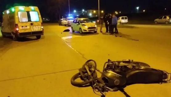 Chocaron una moto y un taxi en avenida Jesuita Cardiel: El motociclista tuvo que ser internado
