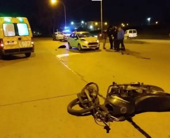 Chocaron una moto y un taxi en avenida Jesuita Cardiel: El motociclista tuvo que ser internado