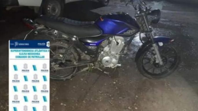 Dos sujetos descartaron una moto en la calle para evitar ser detenidos