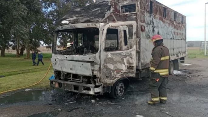 Video: Impresionante incendio de un camión en un peaje de la Ruta 226