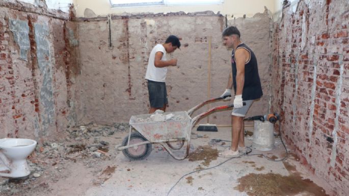 San Cayetano repara los baños de una escuela primaria con fondos provinciales