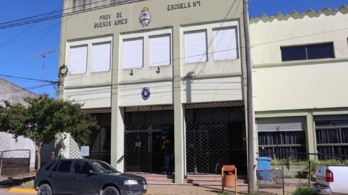 San Cayetano repara los baños de una escuela primaria con fondos provinciales