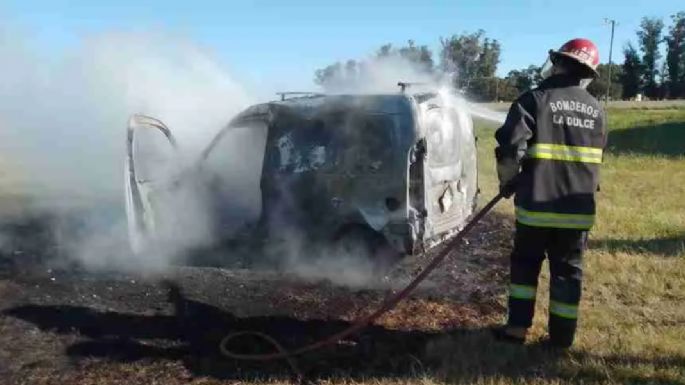 Se incendió un utilitario en la Ruta 86 y su conductor recibió quemaduras