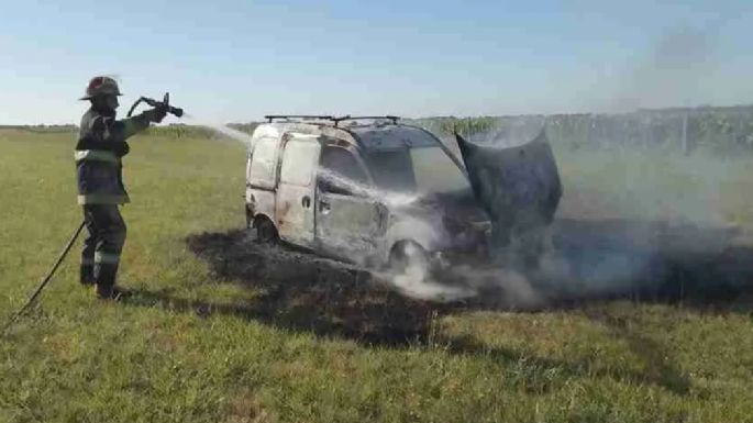 Se incendió un utilitario en la Ruta 86 y su conductor recibió quemaduras