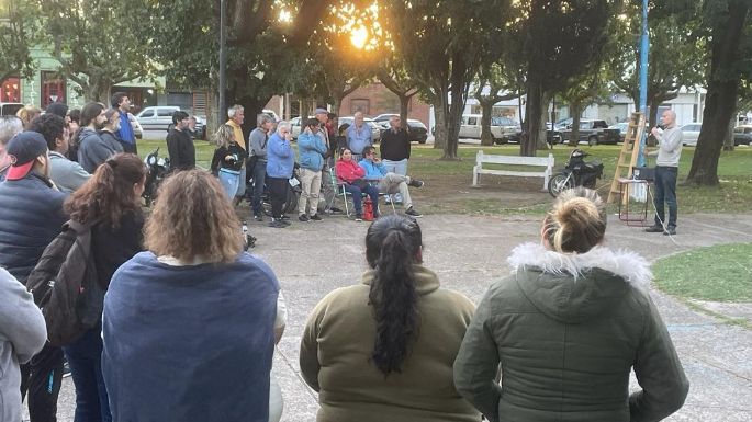 Charla debate sobre el DNU de Milei en la Plaza Dardo Rocha: Crece el caldo de cultivo de la resistencia en Necochea