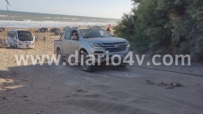 Video: Un micro con 25 personas bajó a la arena y lo tuvieron que sacar de tiro con tres camionetas