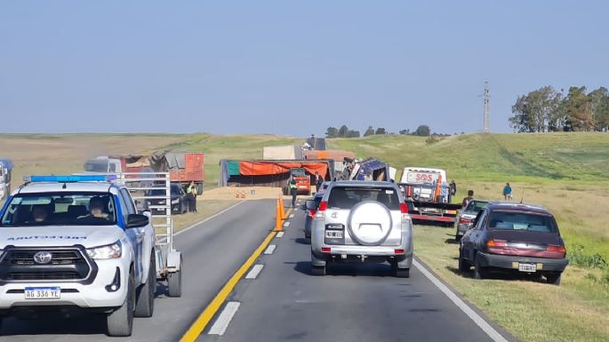 Volcó un acoplado sobre la Ruta 3 e interrumpió el tránsito