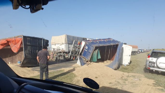 Volcó un acoplado sobre la Ruta 3 e interrumpió el tránsito