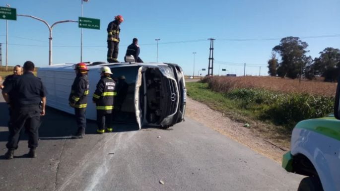 Volcó una traffic en la rotonda de Ruta 228 y 86: Dos heridos