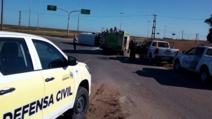 Volcó una traffic en la rotonda de Ruta 228 y 86: Dos heridos