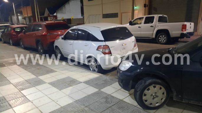 Chocó autos estacionados en la Villa Balnearia y se dio a la fuga