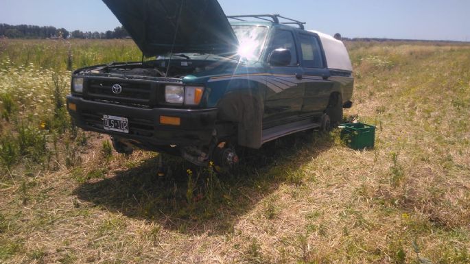 Fue a la Feria de las Colectividades y le robaron la camioneta: Apareció sin ruedas en el Río Quequén