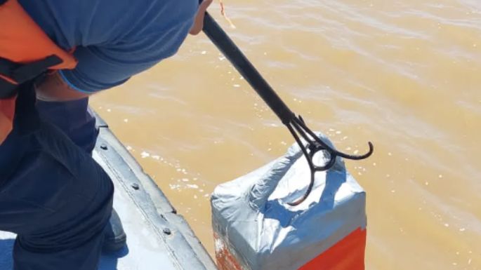 Encontraron casi 300 kilos de cocaína flotando cerca del puerto de La Plata