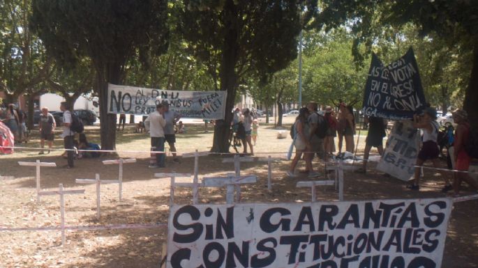 Paro contra el DNU de Milei: Instalaron un "cementerio de derechos" en la Plaza Dardo Rocha