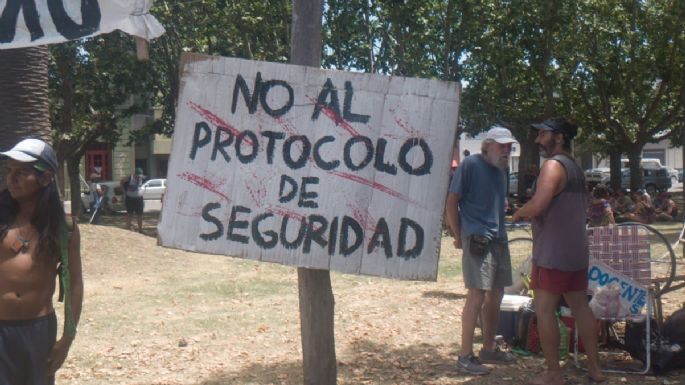 Paro contra el DNU de Milei: Instalaron un "cementerio de derechos" en la Plaza Dardo Rocha