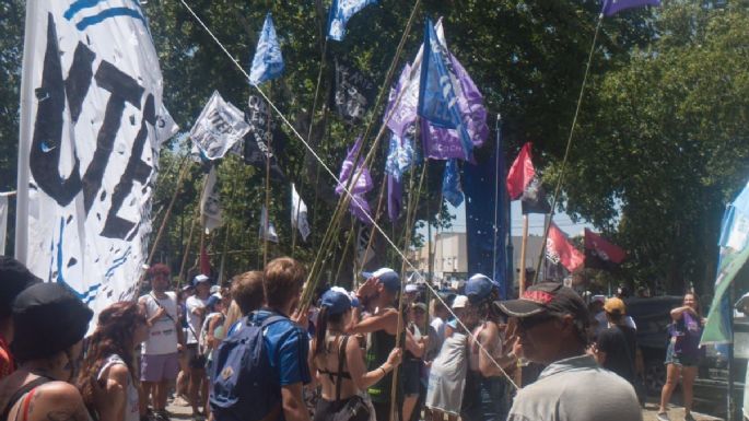 Paro contra el DNU de Milei: Instalaron un "cementerio de derechos" en la Plaza Dardo Rocha