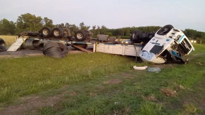 Ruta 2: Volcó un camión que venía para la Costa