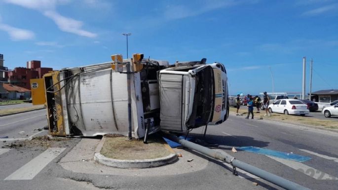 Mar del Plata: Un camión volcó en la Costa y aseguran que intentó esquivar a un motociclista