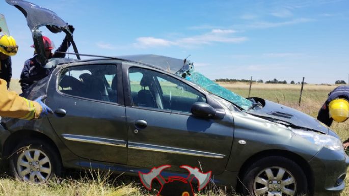 Violento vuelco en la Ruta 86 de una familia de turistas que venían a Necochea