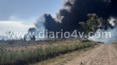 Un incendio se propagó rápidamente en un terreno lleno de chatarra y neumáticos