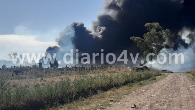 Un incendio se propagó rápidamente en un terreno lleno de chatarra y neumáticos