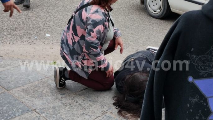 Se descompensó mientras manejaba y embistió fuertemente a una motociclista en el centro