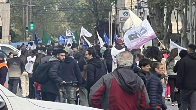 Marcha contra el recorte educativo en Necochea: El muñeco de Milei nazi y miles de docentes en las calles