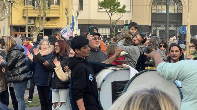 Marcha contra el recorte educativo en Necochea: El muñeco de Milei nazi y miles de docentes en las calles