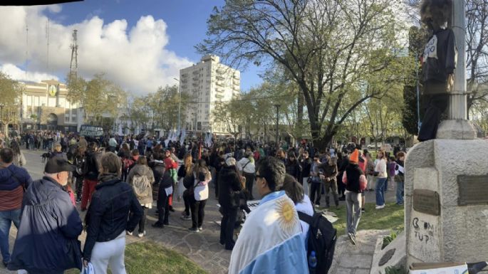 Marcha contra el recorte educativo en Necochea: El muñeco de Milei nazi y miles de docentes en las calles