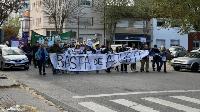 Marcha contra el recorte educativo en Necochea: El muñeco de Milei nazi y miles de docentes en las calles