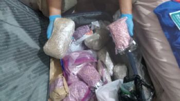 Prefectura desbarató una banda internacional de traficantes y secuestró 33 kilos de pastillas y más de 1200 dosis de LSD