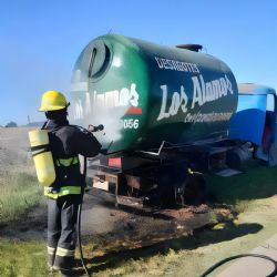 Bomberos sofocaron el incendio de un camión atmosférico en el acceso a La Dulce