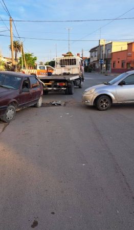 Perdió el control y chocó a un auto estacionado en la avenida 75