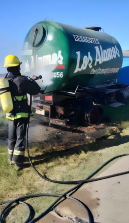 Bomberos sofocaron el incendio de un camión atmosférico en el acceso a La Dulce