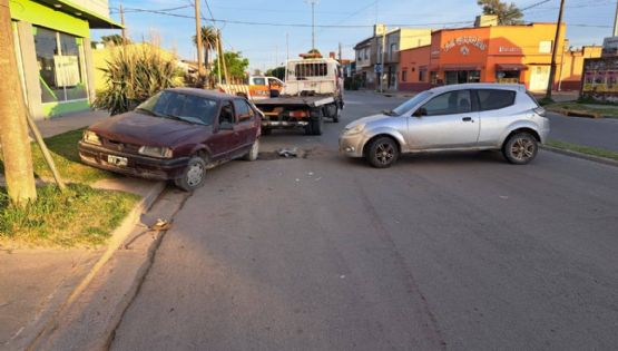 Perdió el control y chocó a un auto estacionado en la avenida 75