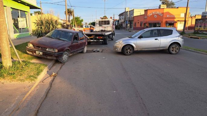 Perdió el control y chocó a un auto estacionado en la avenida 75