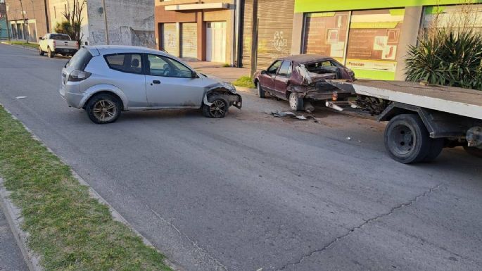 Perdió el control y chocó a un auto estacionado en la avenida 75