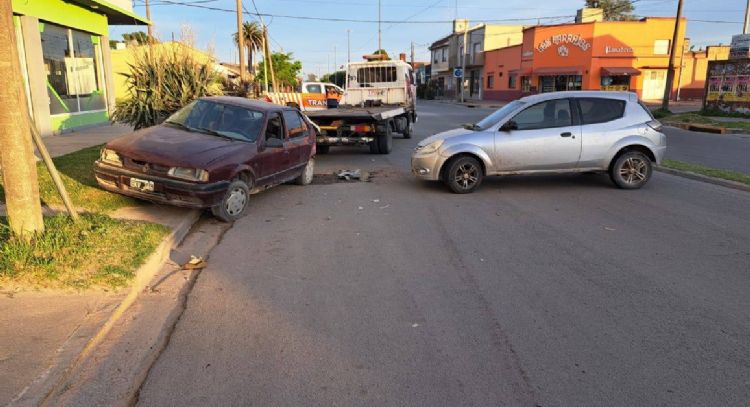 Perdió el control y chocó a un auto estacionado en la avenida 75